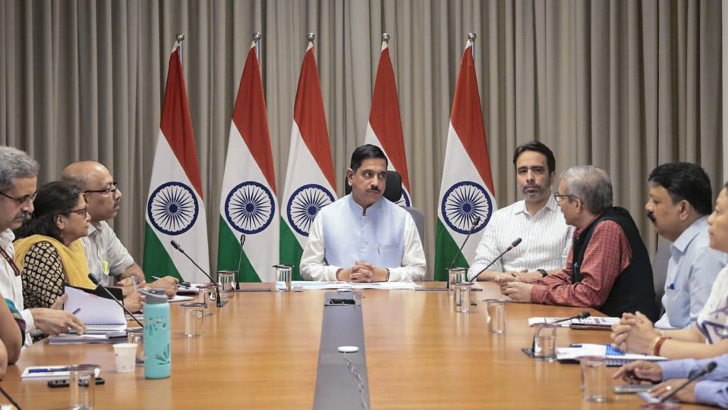 https://salarnews.in/public/uploads/images/newsimages/maannewsimage26072026_154010_Pralhad Joshi.png